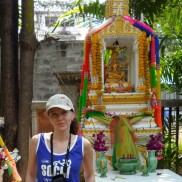 Тайцы очень религиозные люди. Такие молитвенники могут стоять даже на пустыре. Больше всего тайцы любят и ценят Будду и своего короля