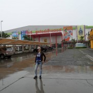 Перед поездкой в Нонг Нуч мы решили купить зонтик в Биг Си